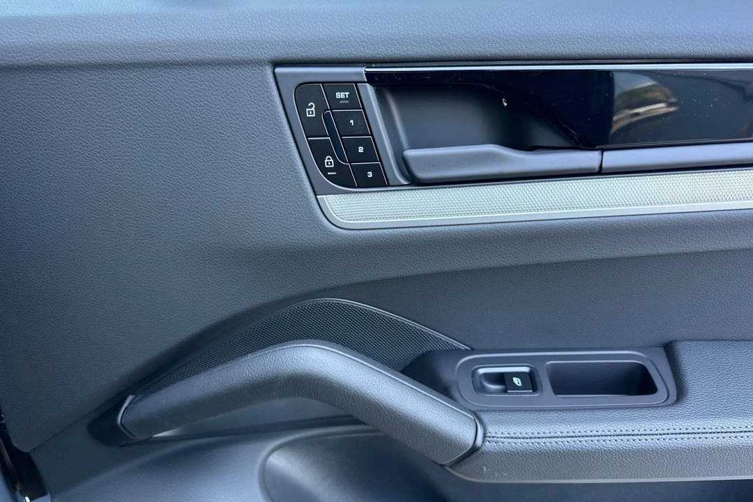 2026 Porsche Cayenne - Image 20 of 31