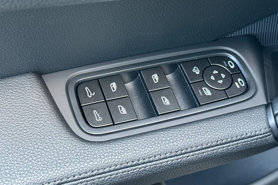 2026 Porsche Cayenne - Image 13 of 31