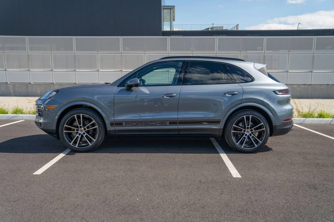 2026 Porsche 9Y0/9Y3 Cayenne - Image 2 of 5