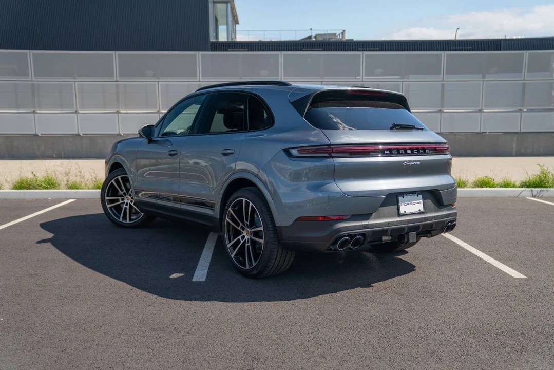 2026 Porsche 9Y0/9Y3 Cayenne - Image 3 of 5
