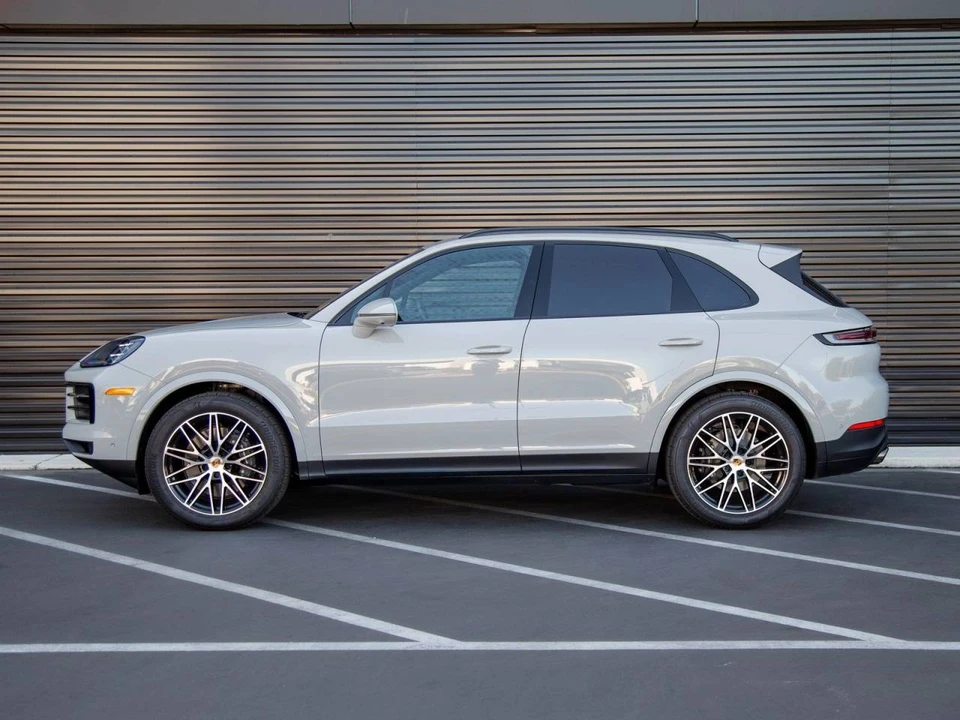 2026 Porsche 9Y0/9Y3 Cayenne - Image 2 of 5