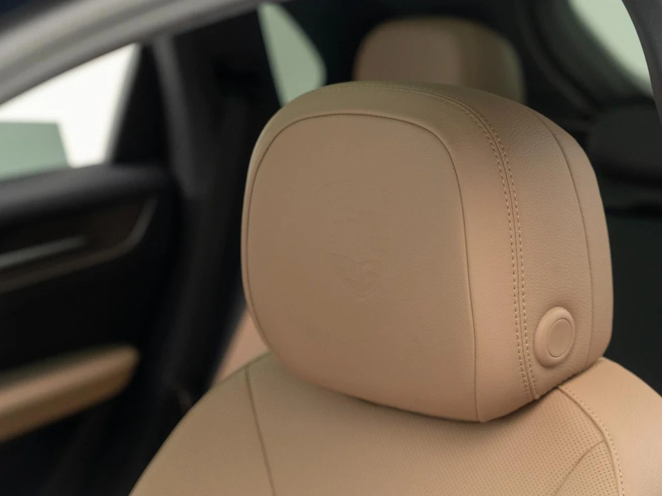 2026 Porsche Cayenne - Image 18 of 31