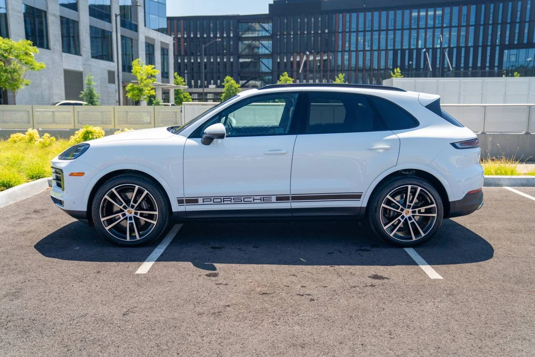 2026 Porsche 9Y0/9Y3 Cayenne - Image 2 of 5