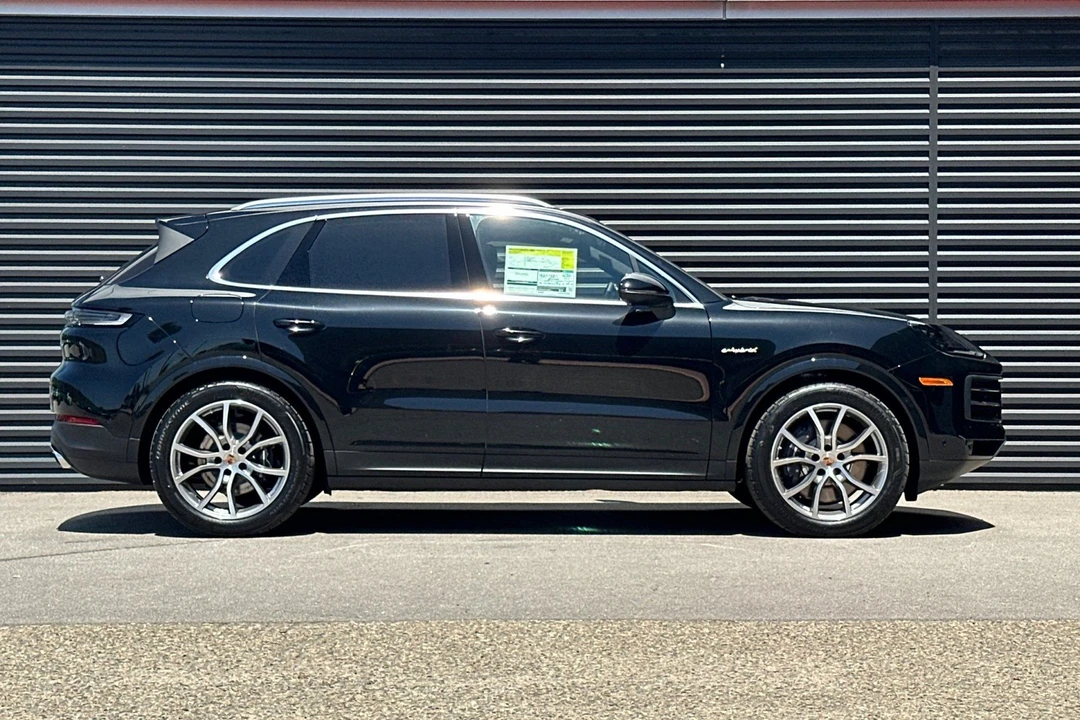 2026 Porsche 9Y0/9Y3 Cayenne - Image 9 of 31