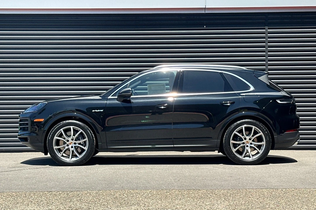 2026 Porsche 9Y0/9Y3 Cayenne - Image 2 of 31