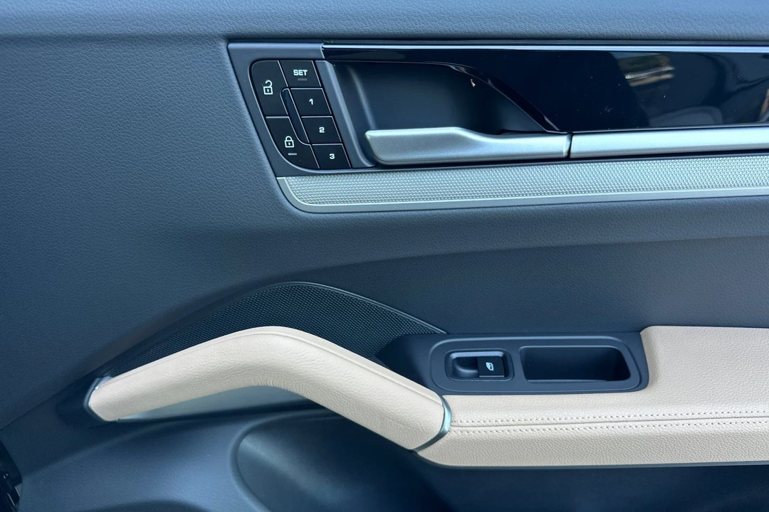 2026 Porsche 9Y0/9Y3 Cayenne - Image 20 of 31