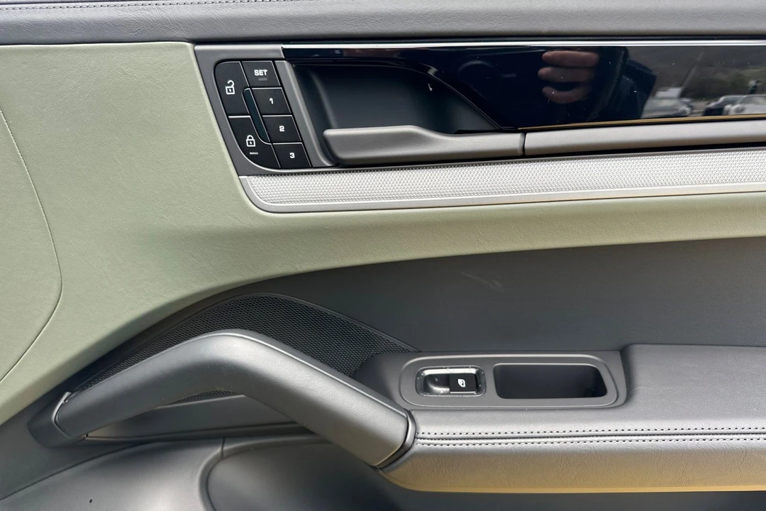 2026 Porsche 9Y0/9Y3 Cayenne - Image 20 of 21