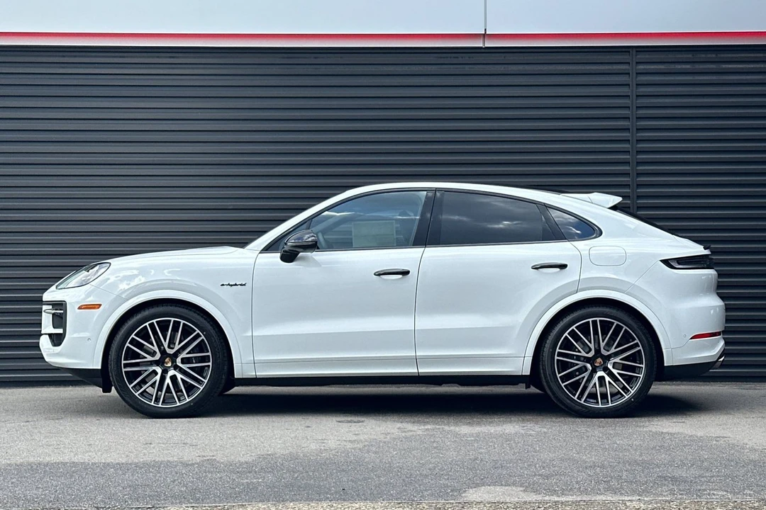 2026 Porsche 9Y0/9Y3 Cayenne - Image 2 of 21
