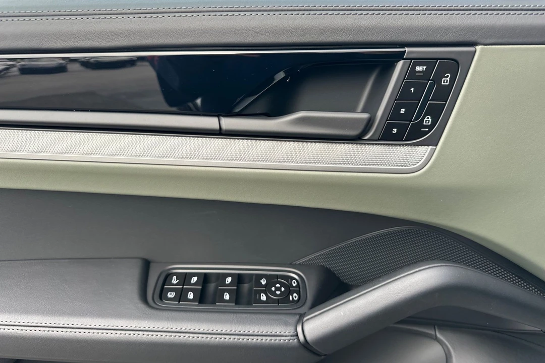 2026 Porsche 9Y0/9Y3 Cayenne - Image 12 of 21