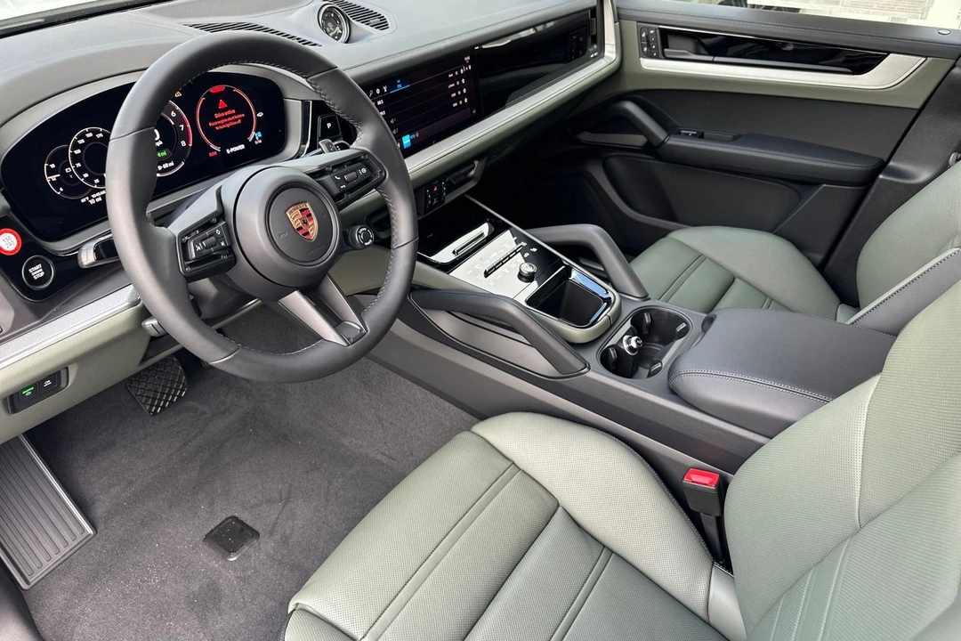 2026 Porsche 9Y0/9Y3 Cayenne - Image 4 of 21