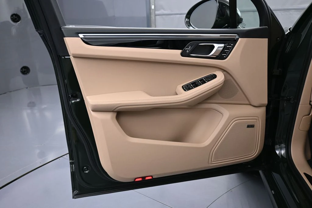 2026 Porsche Macan GTS - Image 14 of 31