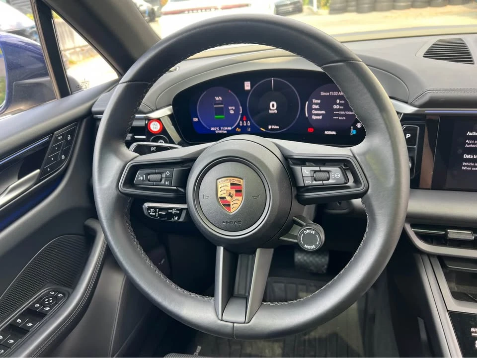 2026 Porsche Macan Electric - Image 17 of 18