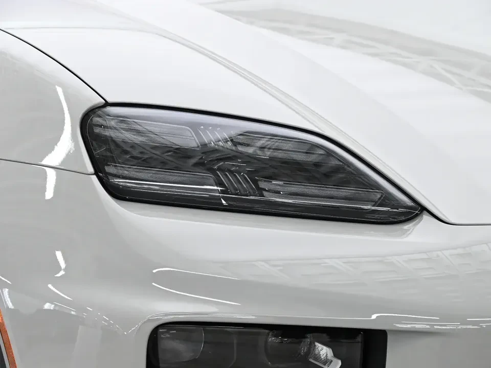 2026 Porsche Macan Electric - Image 11 of 20