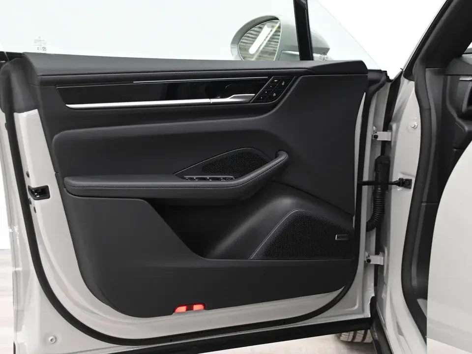 2026 Porsche Macan Electric - Image 17 of 20