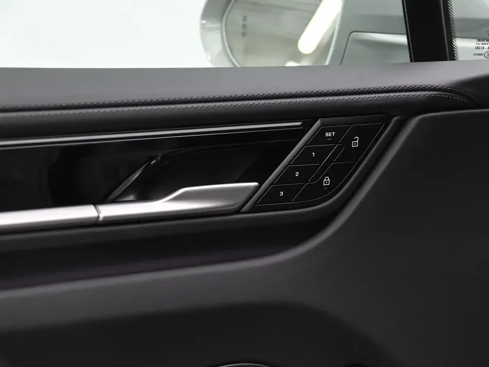 2026 Porsche Macan Electric - Image 18 of 20