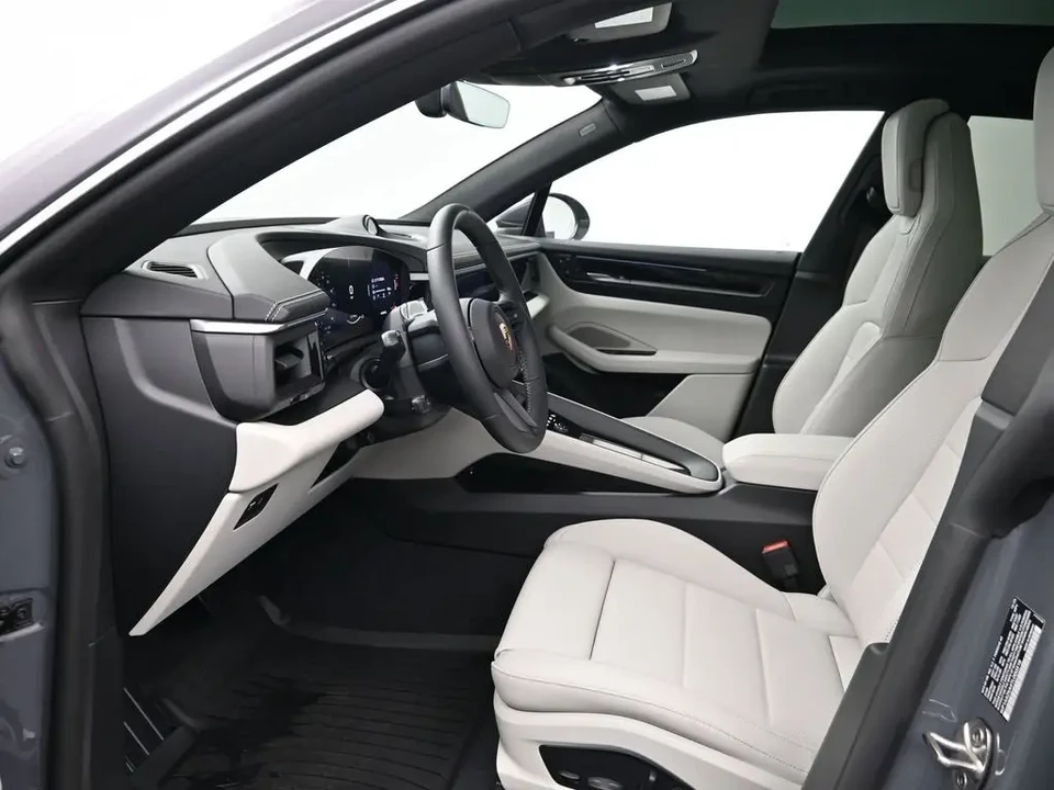 2026 Porsche Macan Electric - Image 4 of 7