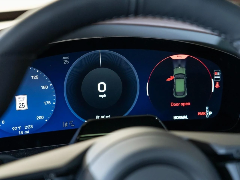 2026 Porsche Macan Electric - Image 19 of 29