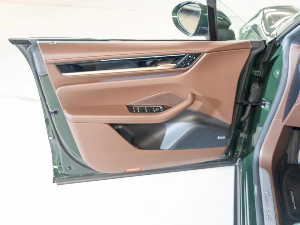 2026 Porsche Macan Electric - Image 16 of 29