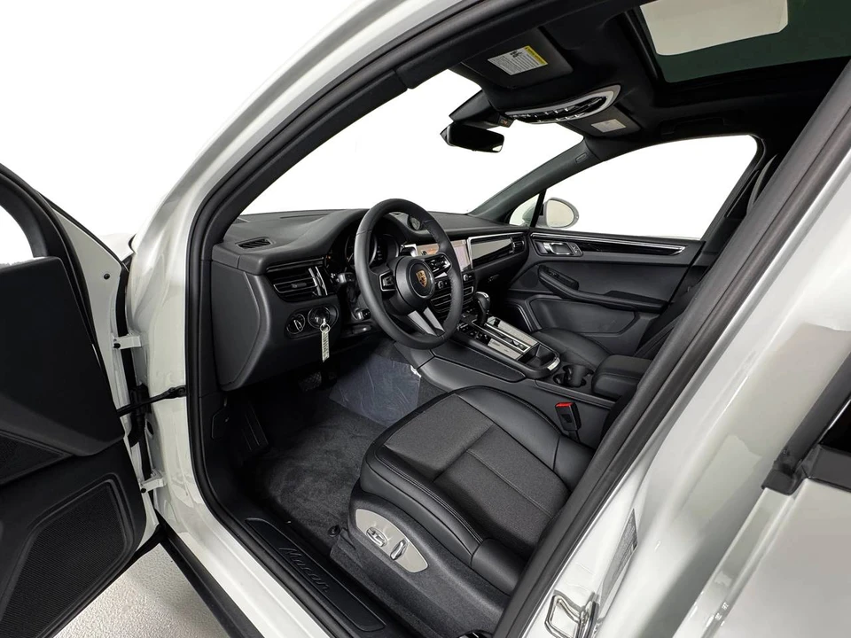 2026 Porsche Macan Electric - Image 4 of 5