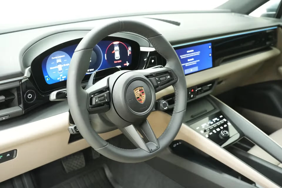 2026 Porsche Macan Electric - Image 27 of 31