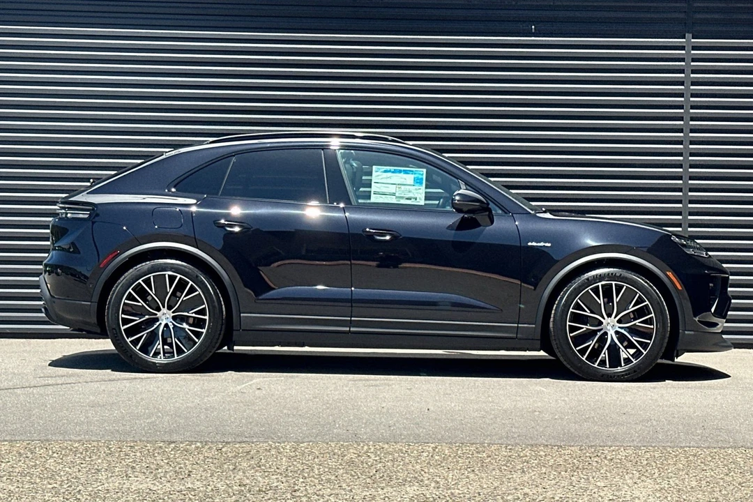 2026 Porsche Macan Electric - Image 9 of 31