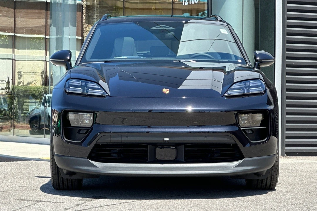 2026 Porsche Macan Electric - Image 11 of 31