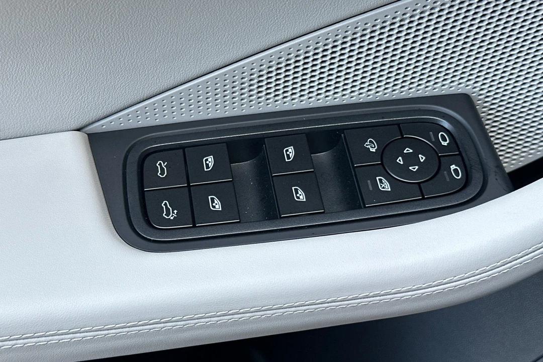2026 Porsche Macan Electric - Image 13 of 31