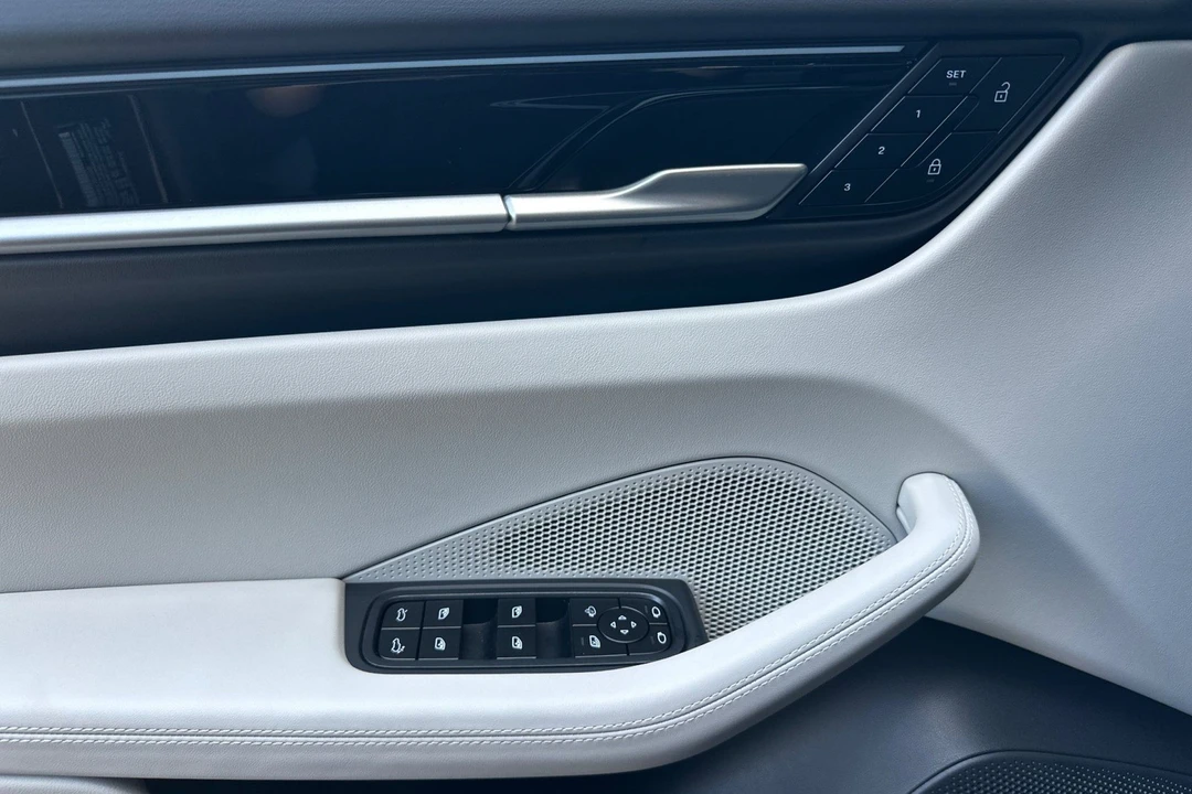 2026 Porsche Macan Electric - Image 12 of 31