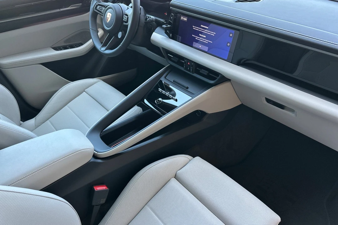 2026 Porsche Macan Electric - Image 18 of 31