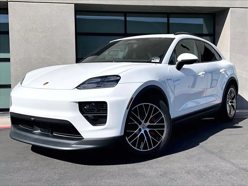 2026 Porsche Macan Electric - Image 4 of 31