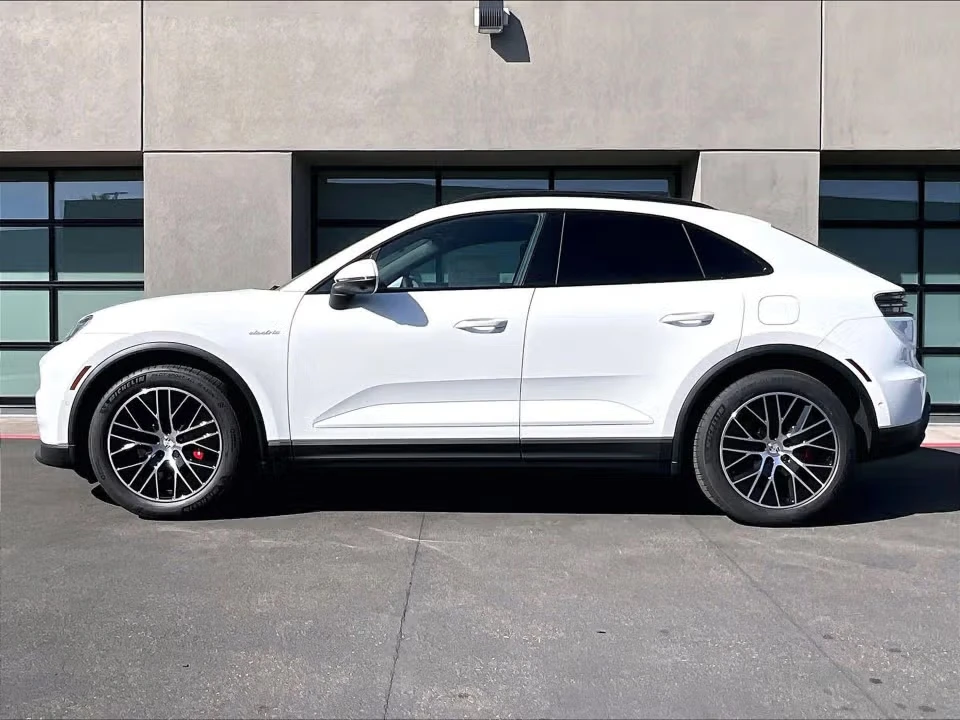 2026 Porsche Macan Electric - Image 11 of 31