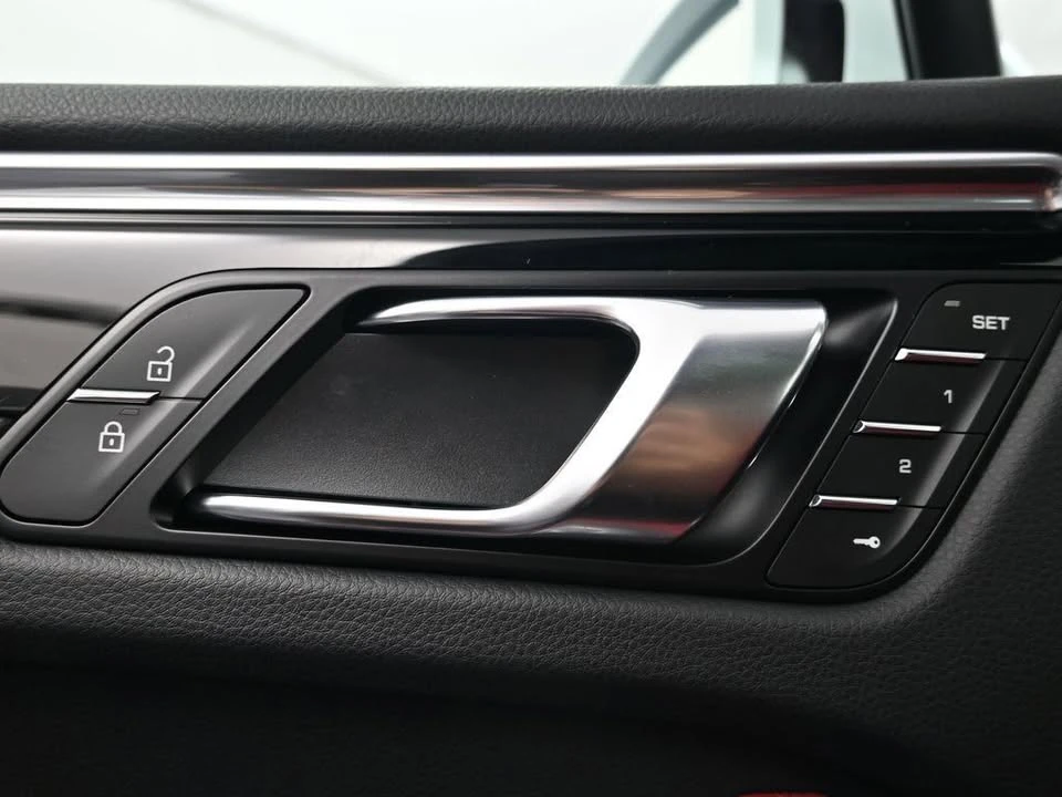 2026 Porsche Macan Electric - Image 18 of 20