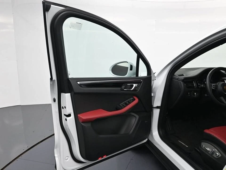 2026 Porsche Macan Electric - Image 16 of 20