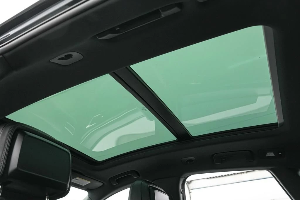 2026 Porsche Macan - Image 29 of 31