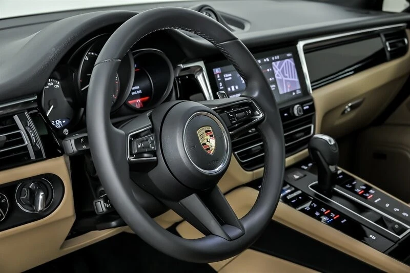 2026 Porsche Macan - Image 26 of 31