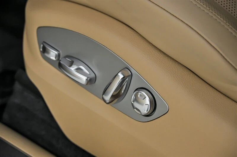 2026 Porsche Macan - Image 27 of 31