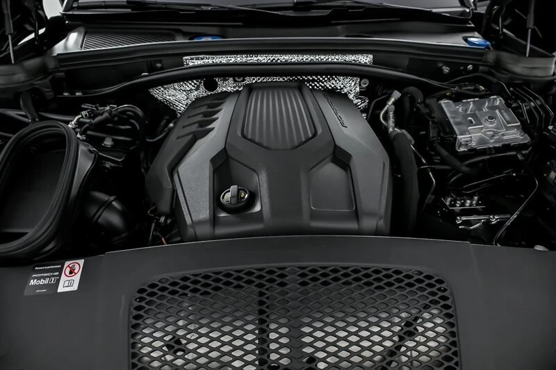 2026 Porsche Macan - Image 17 of 31