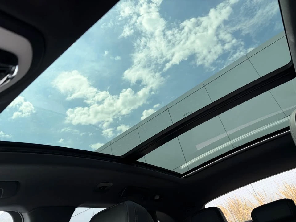 2026 Porsche Macan - Image 8 of 10
