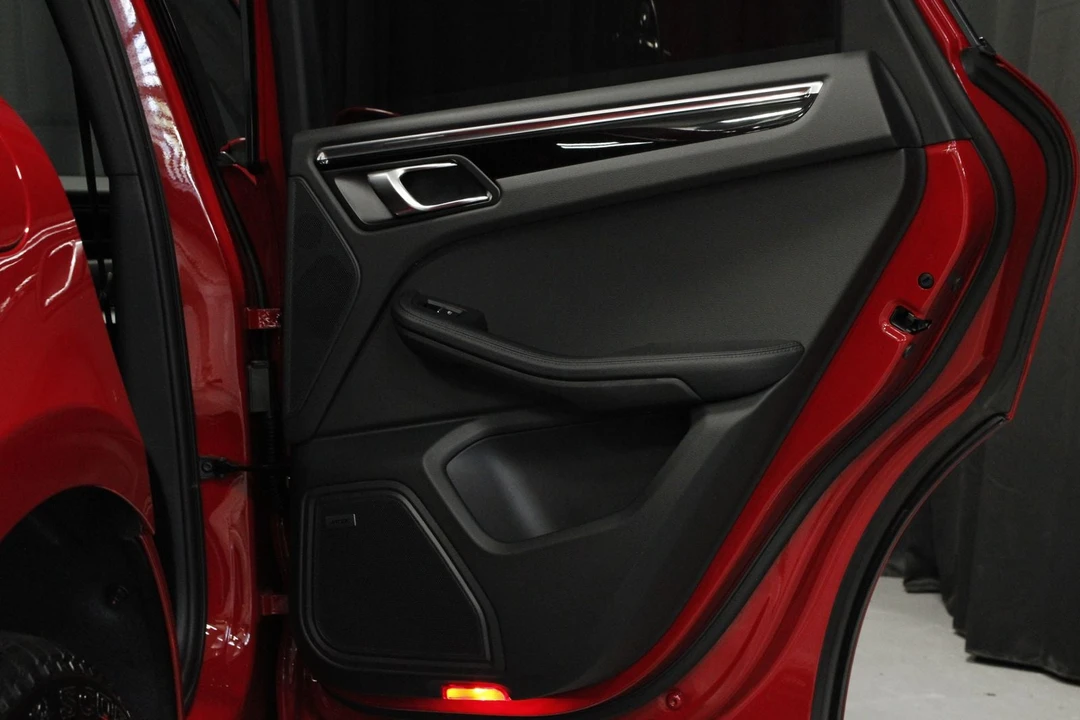 2026 Porsche Macan - Image 15 of 31
