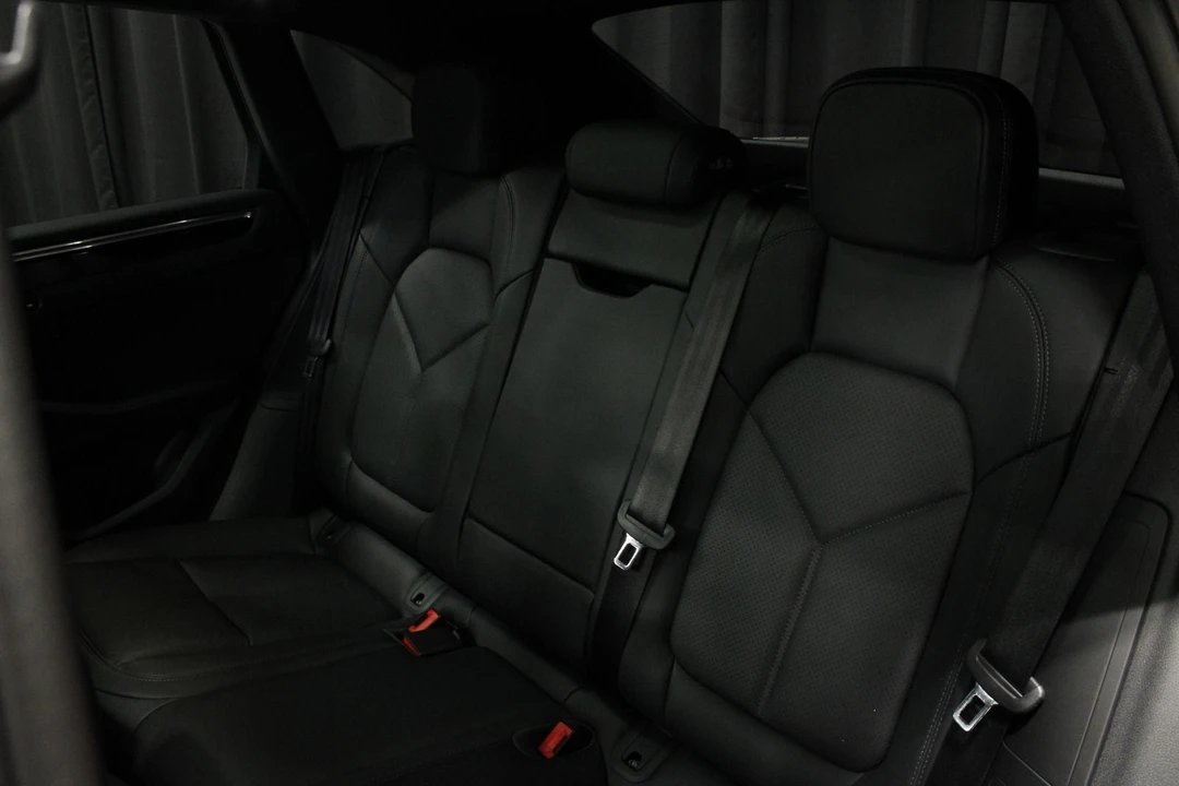 2026 Porsche Macan - Image 19 of 31