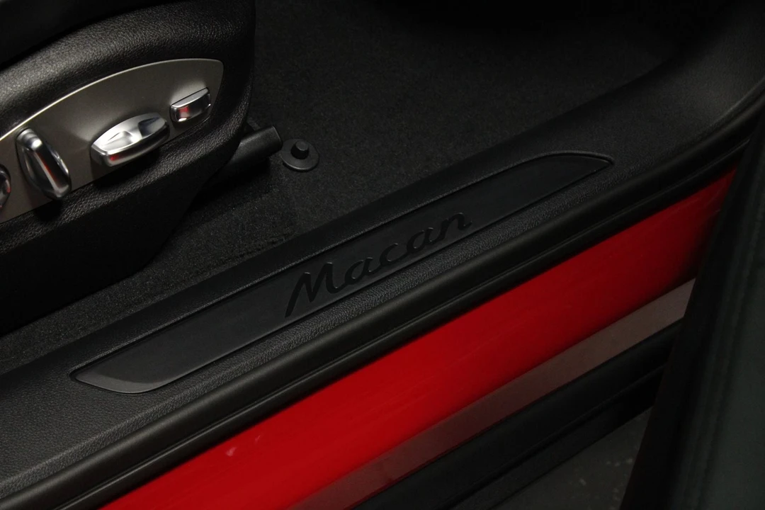 2026 Porsche Macan - Image 24 of 31
