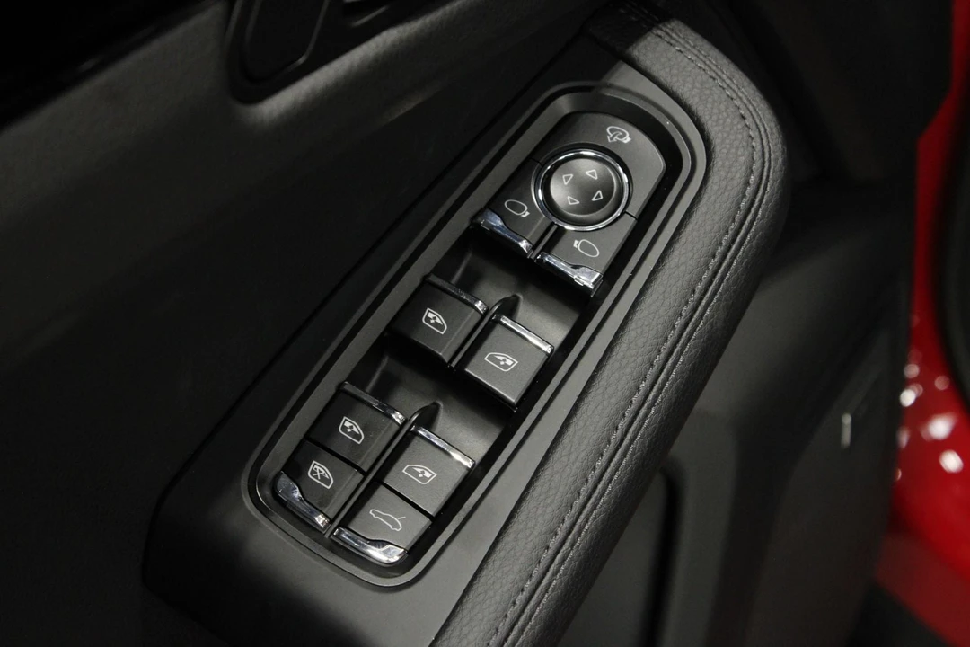 2026 Porsche Macan - Image 26 of 31