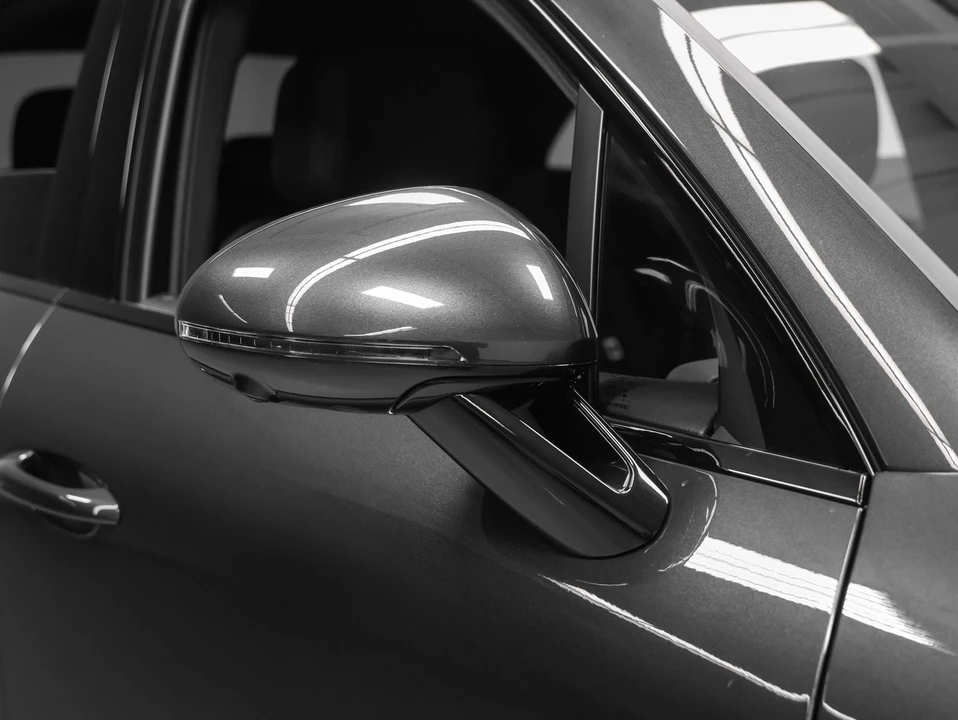 2026 Porsche Macan - Image 14 of 31