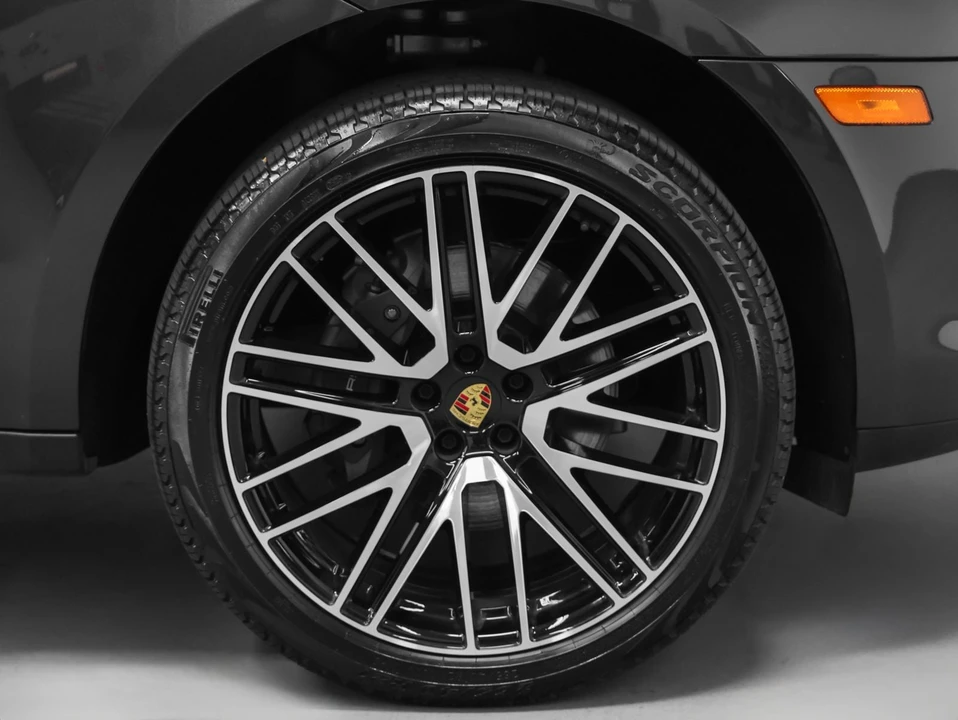 2026 Porsche Macan - Image 16 of 31