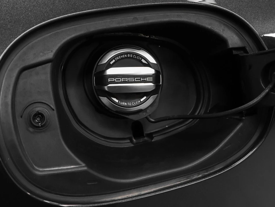 2026 Porsche Macan - Image 18 of 31