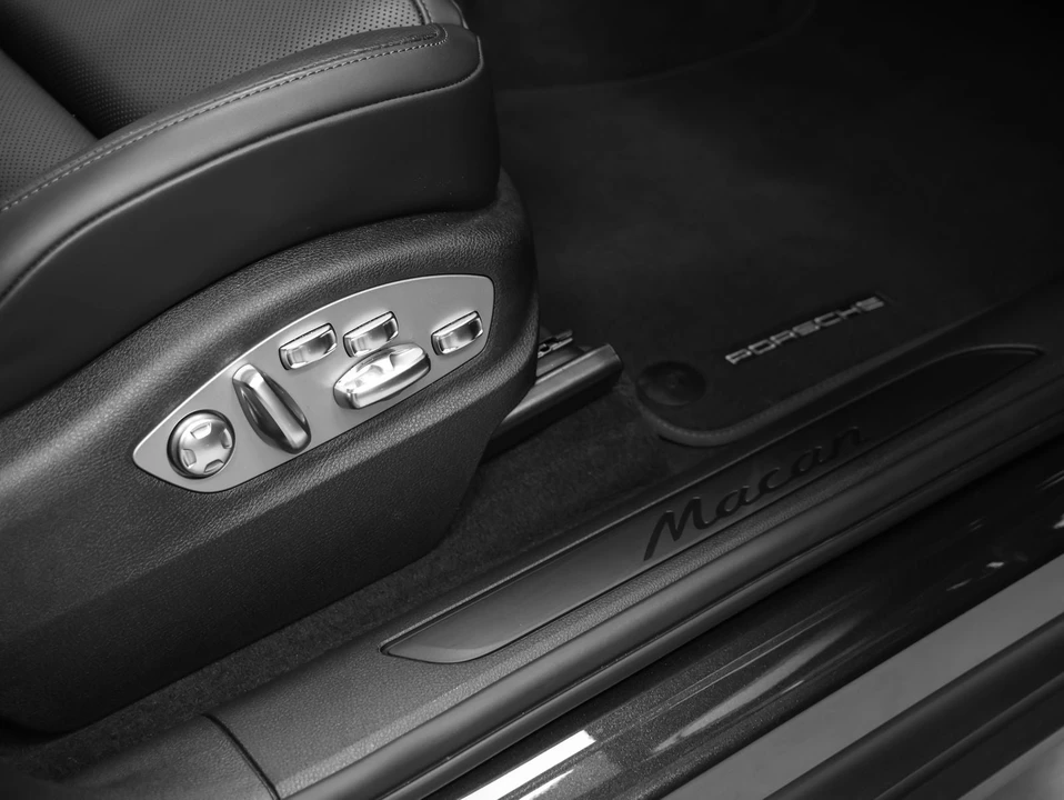 2026 Porsche Macan - Image 21 of 31
