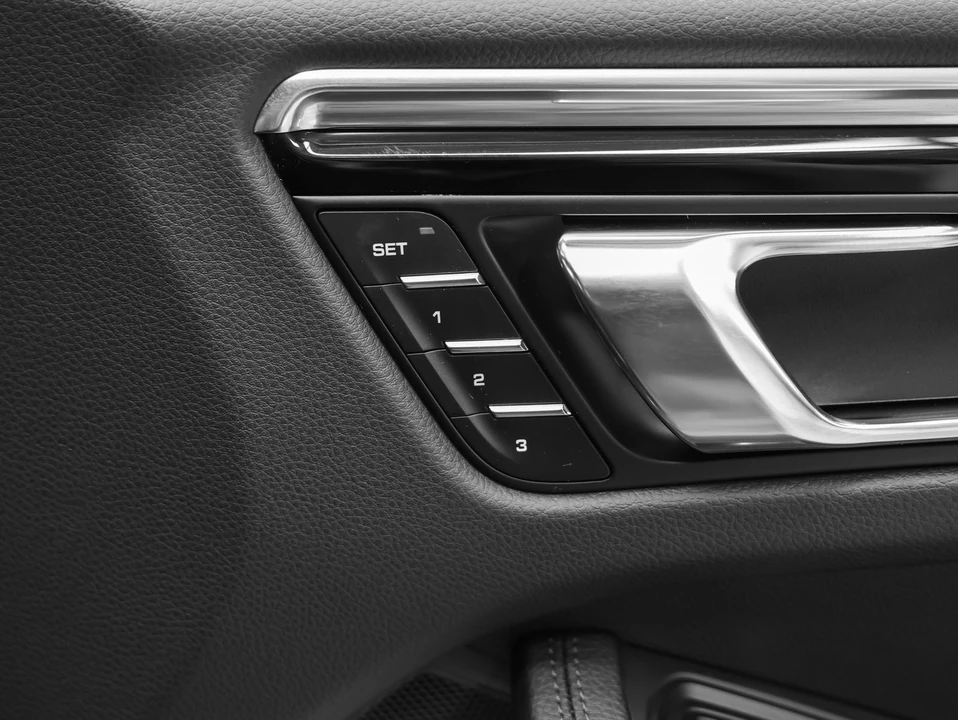 2026 Porsche Macan - Image 22 of 31