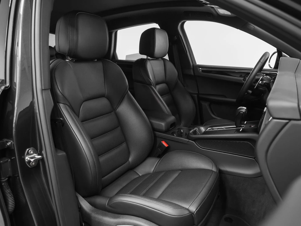 2026 Porsche Macan - Image 23 of 31