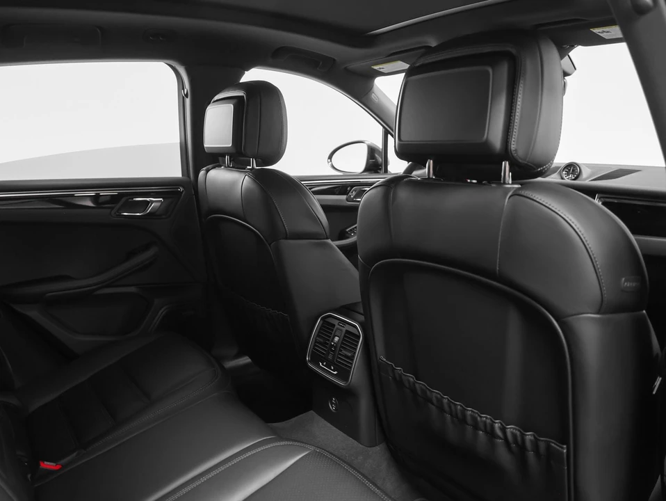 2026 Porsche Macan - Image 26 of 31