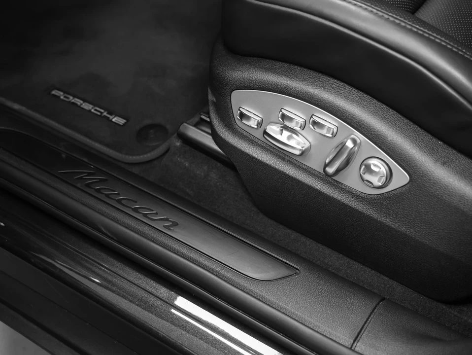 2026 Porsche Macan - Image 27 of 31